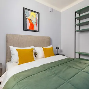 Numa Strauss Aparthotel
